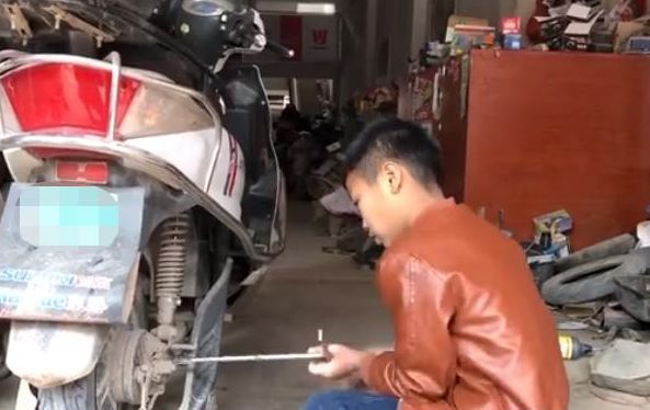10岁男孩修电动车_修车男孩取名_广西玉林10岁男孩修车
